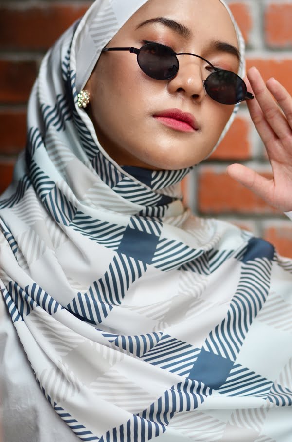 03a61a7a7725bce95deaaa5860737f991588659050.jpg CHECKERED PRINTED SHAWL (INDIGO BLUE)