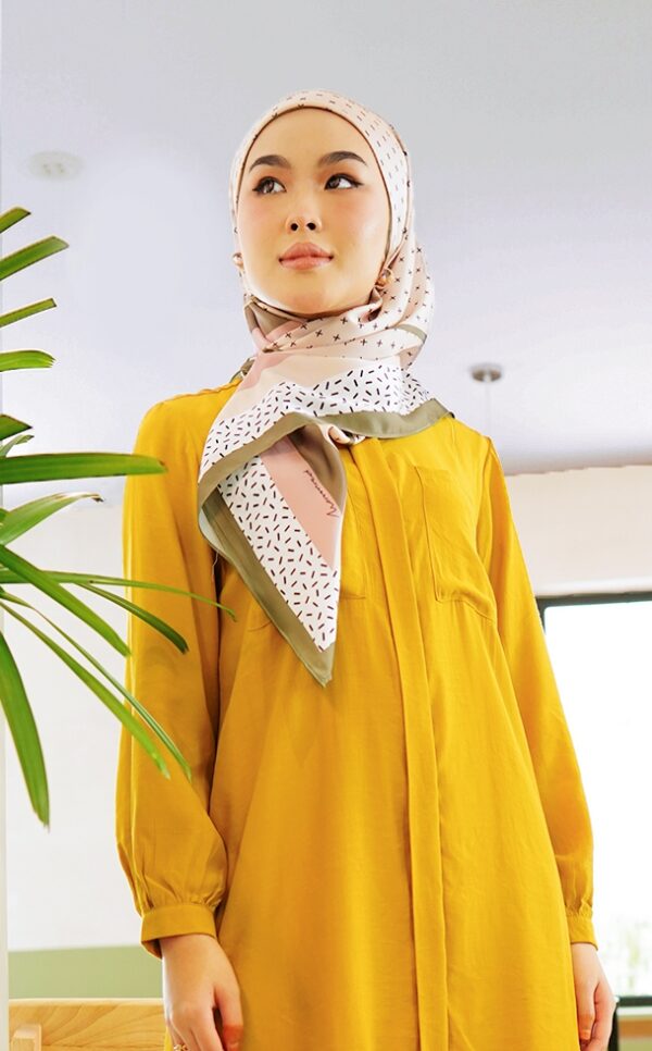 0719b26fba158cb299e56065d541a2601656643202.jpg CECILIA PRINTED SQUARE (PEACHES CREAM)