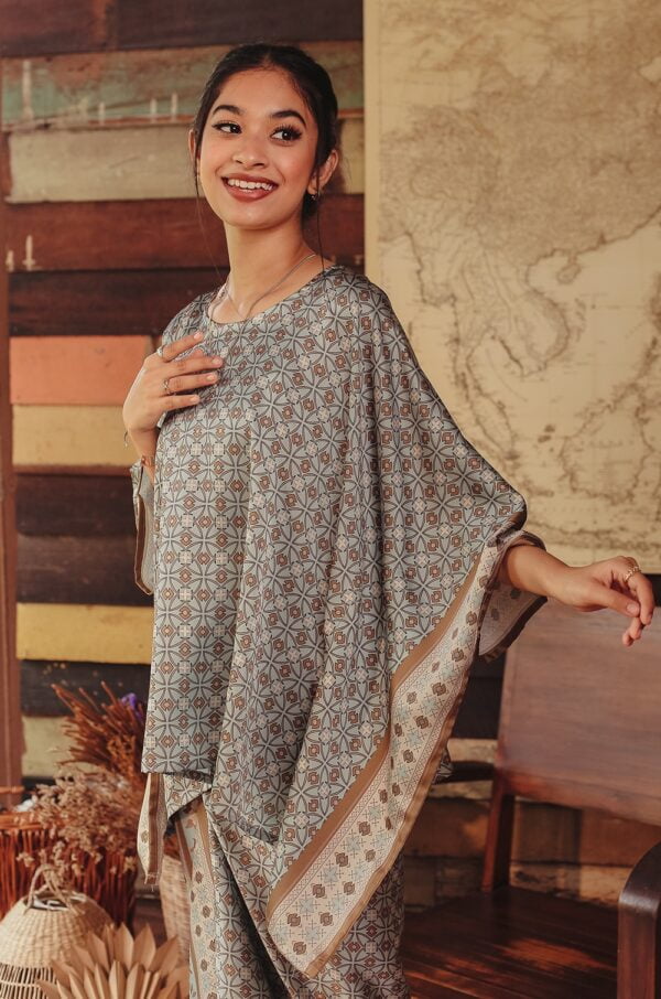 09cb0eff99e9d12663561aa16ca14fd11648183769.jpg DAHLIA BATIK PAREO (PALLADIAN BLUE)