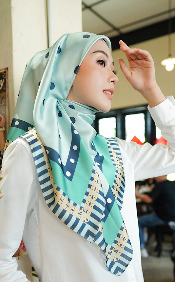 0a189222b21be92401e5ca502c7760fd1656642342.jpg MOLLY PRINTED SQUARE (TURQUOISE)