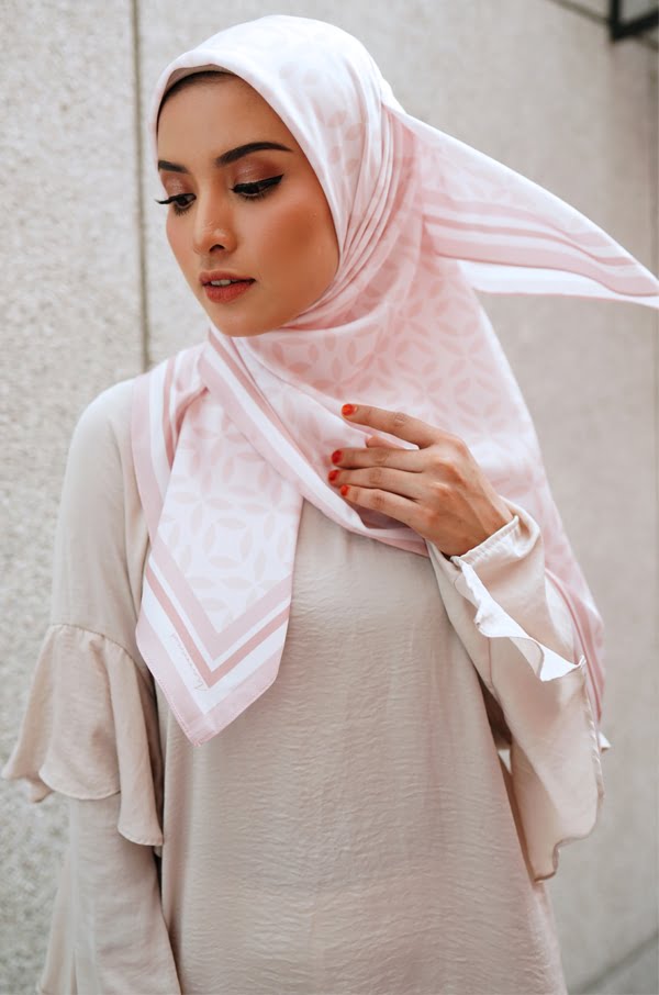 LOTUS PRINTED SQUARE (NUDE PINK)
