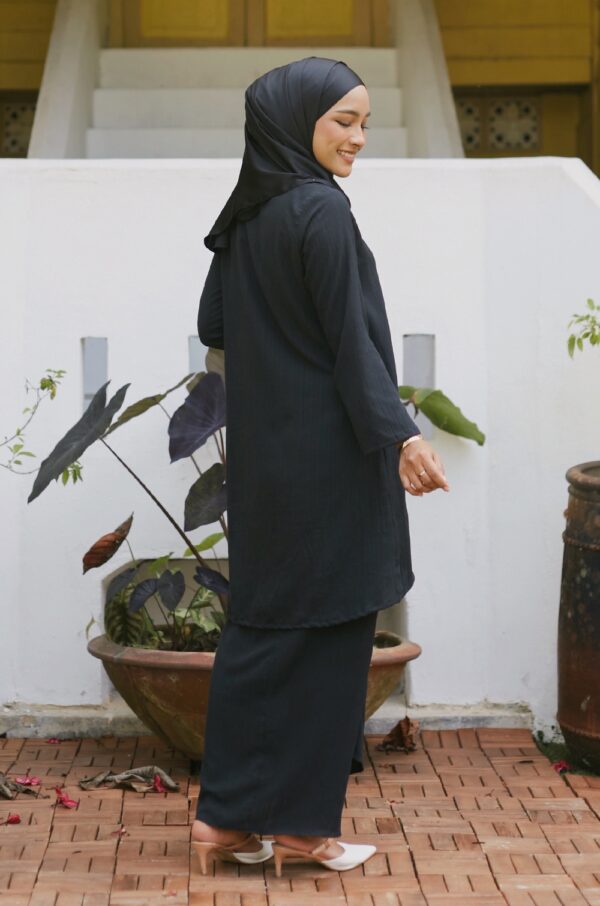 0e7a997d6474e845309b72be2883942c1648794694.jpg LARISSA TEXTURED KURUNG (SUPER BLACK)