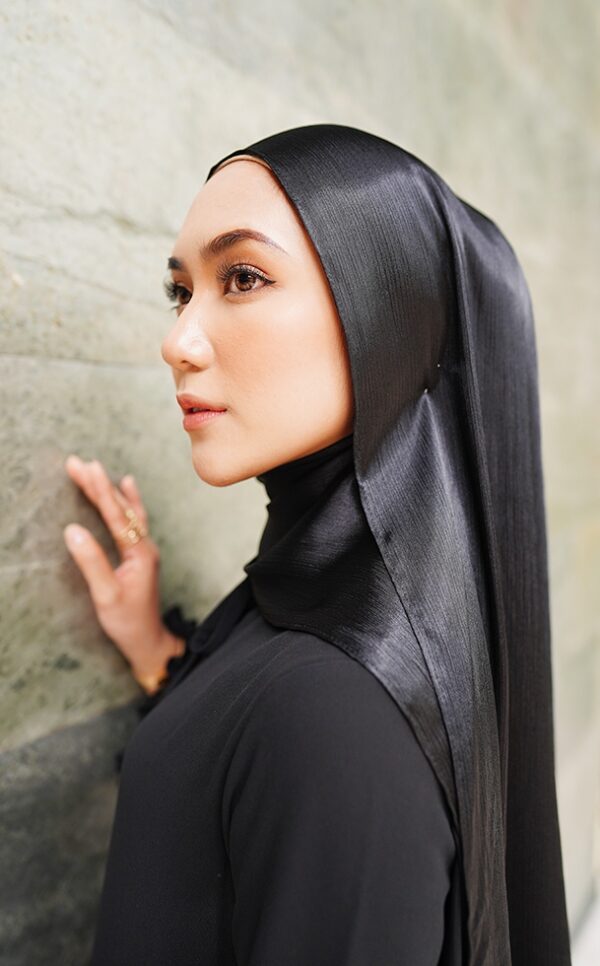 0f80132b561258d869deb6a78d61c4d01656140454.jpg MEDYNA TEXTURE PLAIN SHAWL (BLACK)