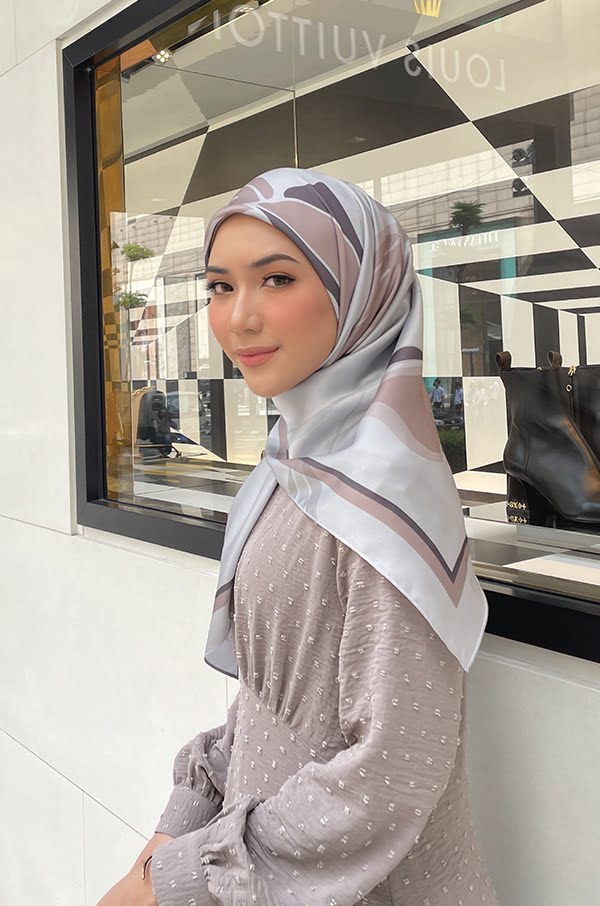 0fb8233bed7244ed84f3cbab32c0cd0d1647931780.jpg MYLAA PRINTED SQUARE (LAUREL GREEN)
