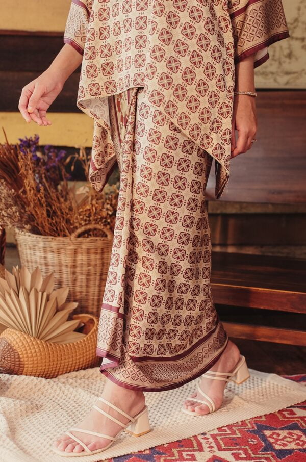 10b8d568f7d8608f4259d4754ae223981648184003.jpg DELIMA BATIK PAREO (BURGUNDY)