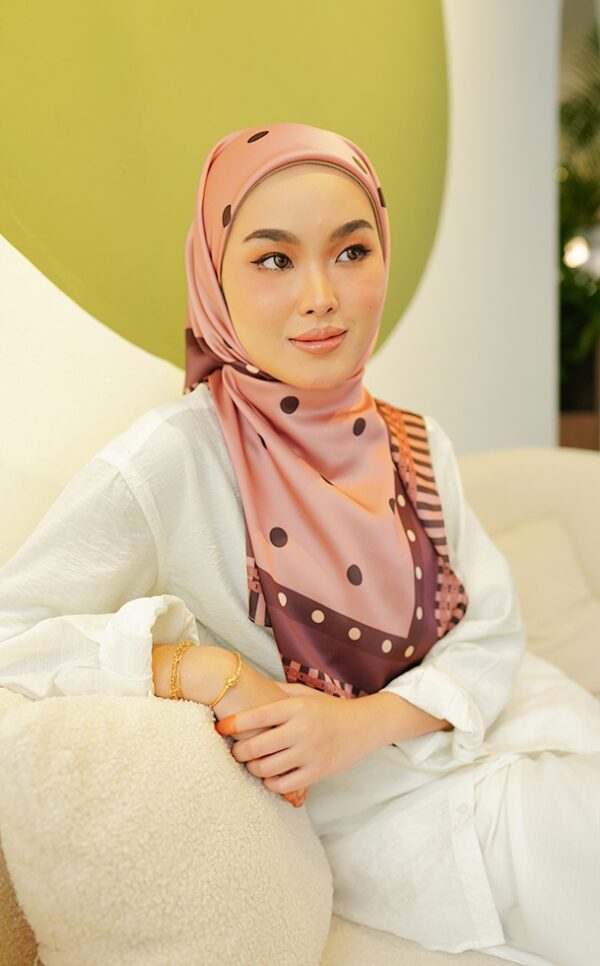 131e88f872adb6335129145caafd90c51656642479.jpg MOLLY PRINTED SQUARE (DUSTY ROSE PINK)
