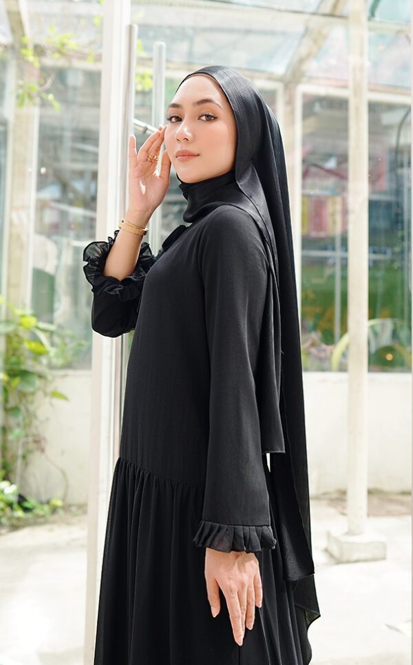 13392dc2f6c0bf456102f99e86de7e4a1656140455.jpg MEDYNA TEXTURE PLAIN SHAWL (BLACK)