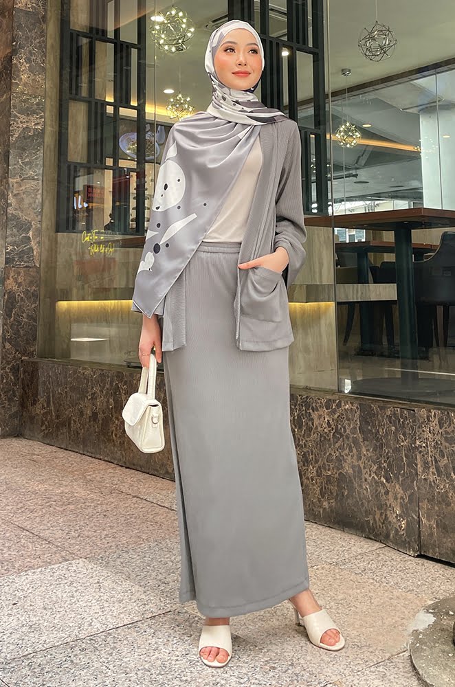 163d200f61525580e0a83c04c021deca1642409777.jpg MILEY PLEATED SKIRT SET (MATTE GREY)
