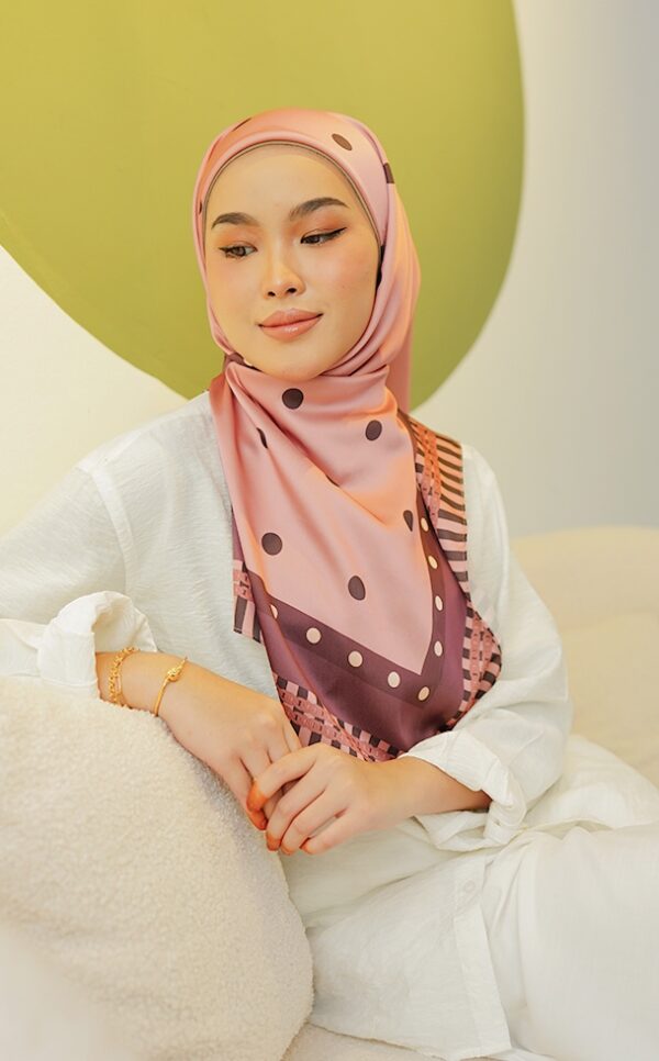 16f2cb8f85119591546daf2e0448b5341656642480.jpg MOLLY PRINTED SQUARE (DUSTY ROSE PINK)