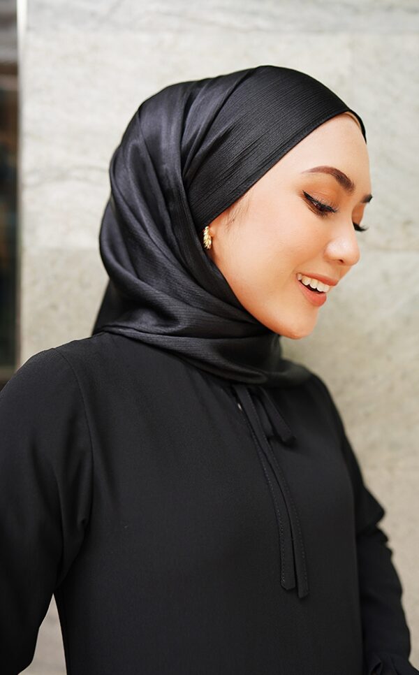 1a520b474757811c7e34e696bc1421d01656140454.jpg MEDYNA TEXTURE PLAIN SHAWL (BLACK)
