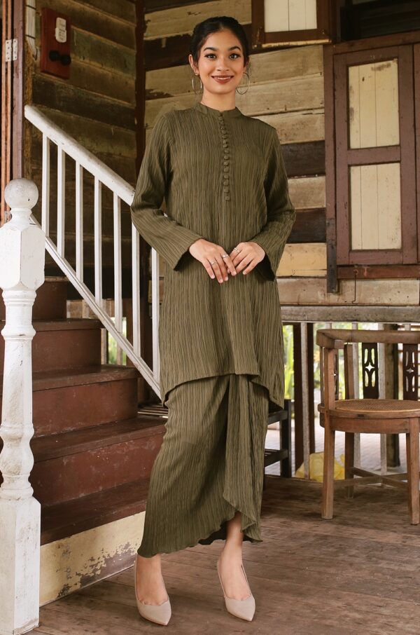 1ae1b2a55cf05259d1aa6a9bb871643f1648793914.jpg LARISSA TEXTURED KURUNG (ARMY GREEN)