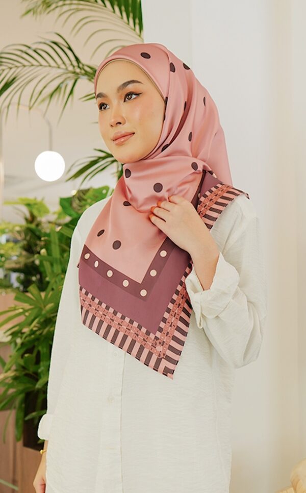 1ede7ef62e61f740823fb30408b9b04c1656642481.jpg MOLLY PRINTED SQUARE (DUSTY ROSE PINK)