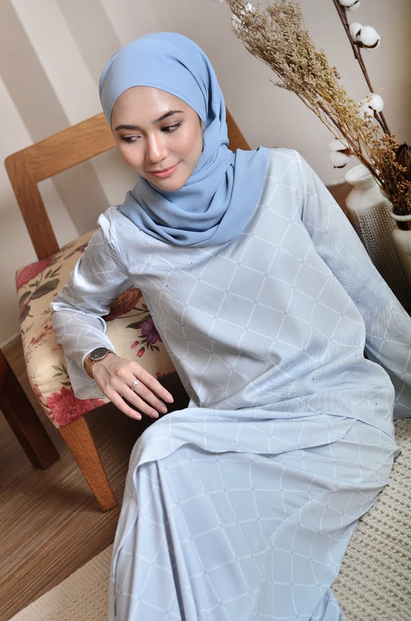 1f358128e10e915b0682735b0d5917db1593147825.jpg LUNA KURUNG MODERN (ICE BLUE)