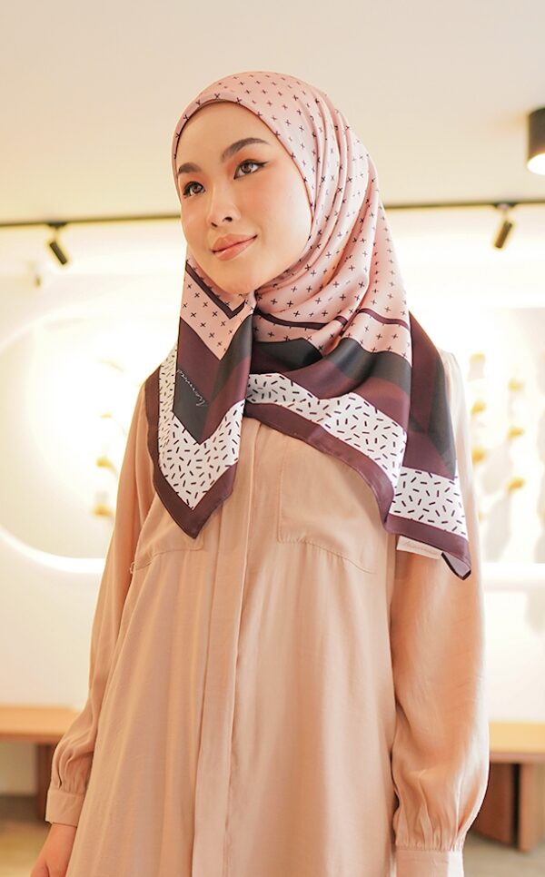 23e35fc9121c2e3d9a70bc405a1888d21656643108.jpg CECILIA PRINTED SQUARE (PINK PURPLE)