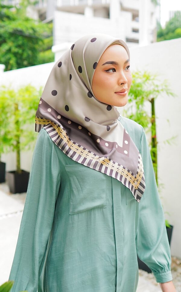 26b998e00d8a22b5db02bc035ea3d5021656642689.jpg MOLLY PRINTED SQUARE (MATTE GREY)