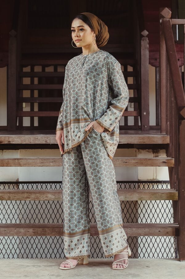 27a9ecadc1a759fa5d53f9047912fae01648184596.jpg DAHLIA BATIK PANTS (PALLADIAN BLUE)
