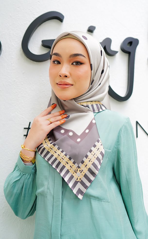 299ec478b96ad380d779a5808b0acedf1656642688.jpg MOLLY PRINTED SQUARE (MATTE GREY)