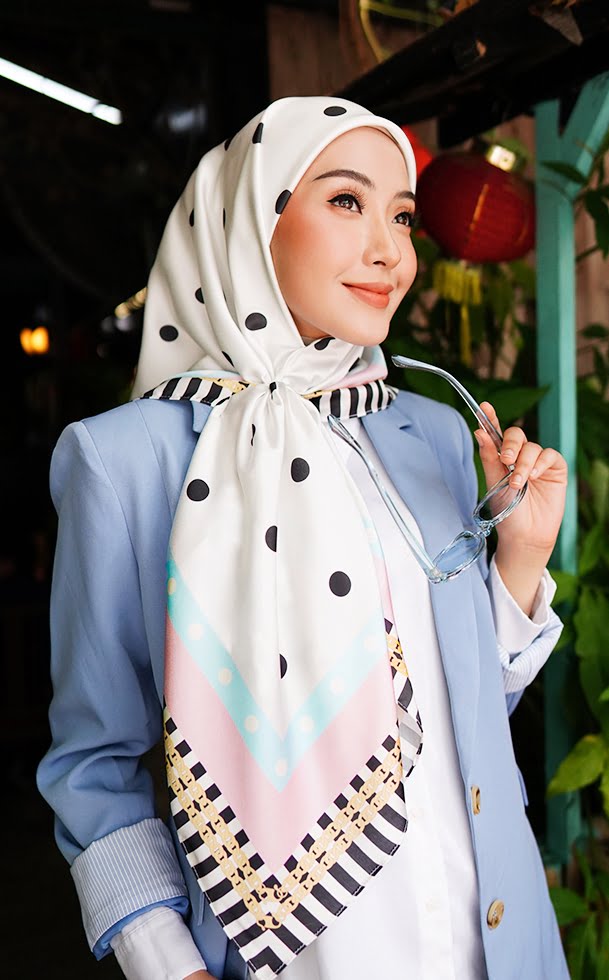 2b2513ba7d6f841ef017e28127bca1761656642245.jpg MOLLY PRINTED SQUARE (SWEETY)