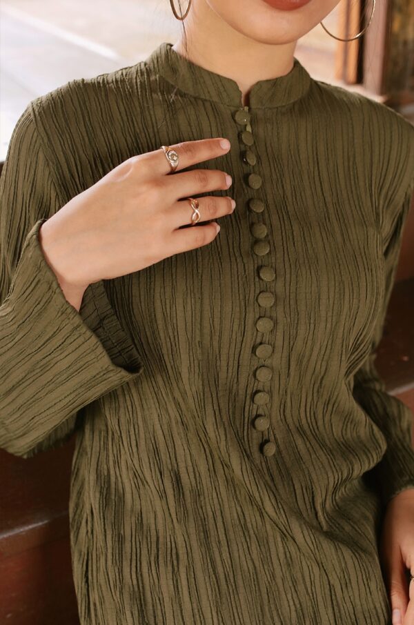 2d0b22db6c6016745378820e1806cc621648793916.jpg LARISSA TEXTURED KURUNG (ARMY GREEN)