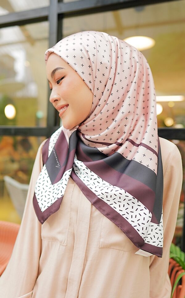 2d7a74e83ef0db3faa9933be65e12b421656643107.jpg CECILIA PRINTED SQUARE (PINK PURPLE)