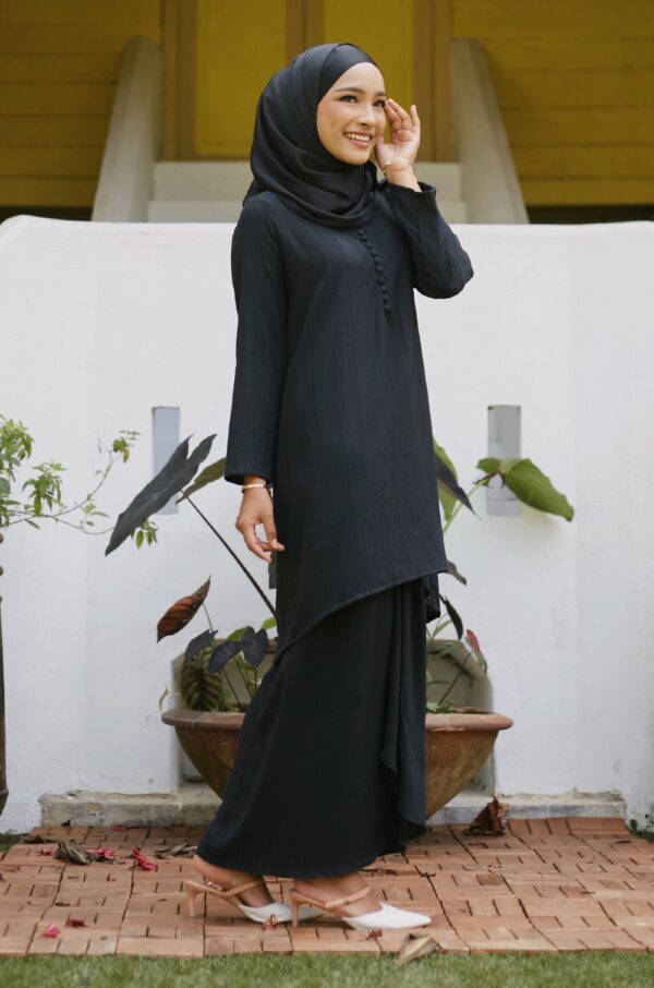 323ceceedd3b3940a3c728d3124736391648794696.jpg LARISSA TEXTURED KURUNG (SUPER BLACK)