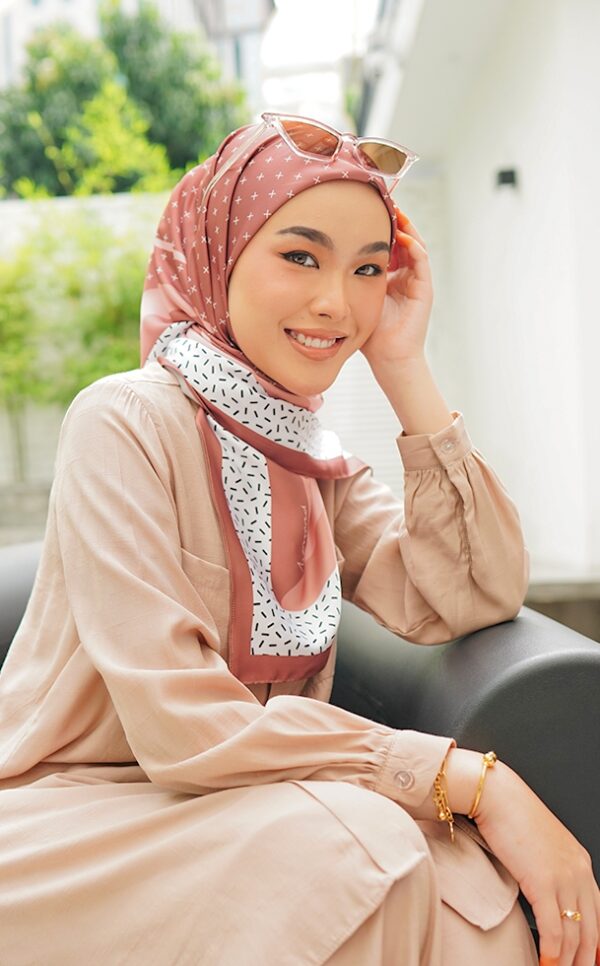 CECILIA PRINTED SQUARE (DARK CORAL)