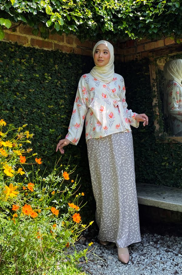3cf0d912646b55f05de3913516210d6e1616845350.jpg YURI KIMONO SET (CREAM FLORAL)