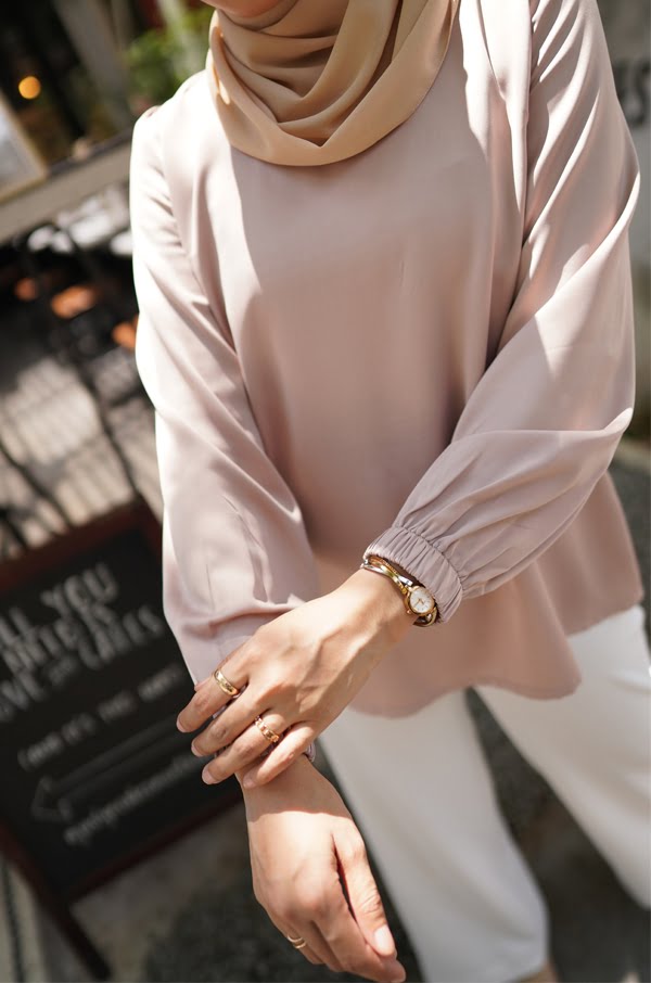 3f1393db08ed8af5f70efc884a90174e1622788108.jpg ELISA PLAIN TOP (KHAKI BROWN)