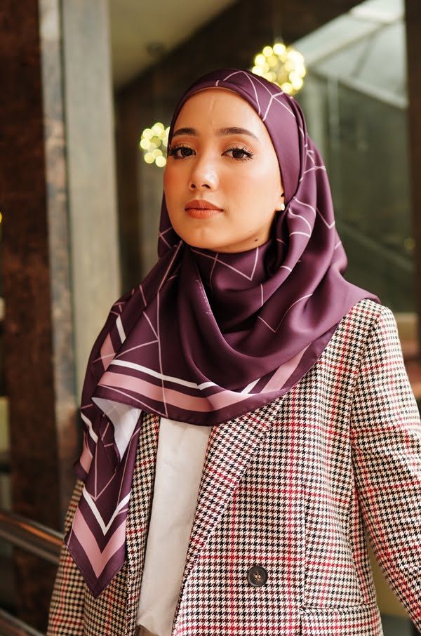 3f40de0440ec811148e995ad34df8bdd1625037072.jpg ATILIA PRINTED SQUARE (DARK PURPLE)