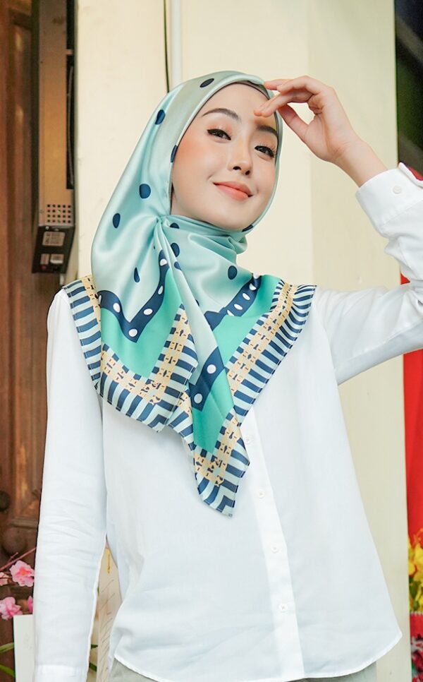 3f7639f576c1c63640b263aa6ae88aee1656642341.jpg MOLLY PRINTED SQUARE (TURQUOISE)