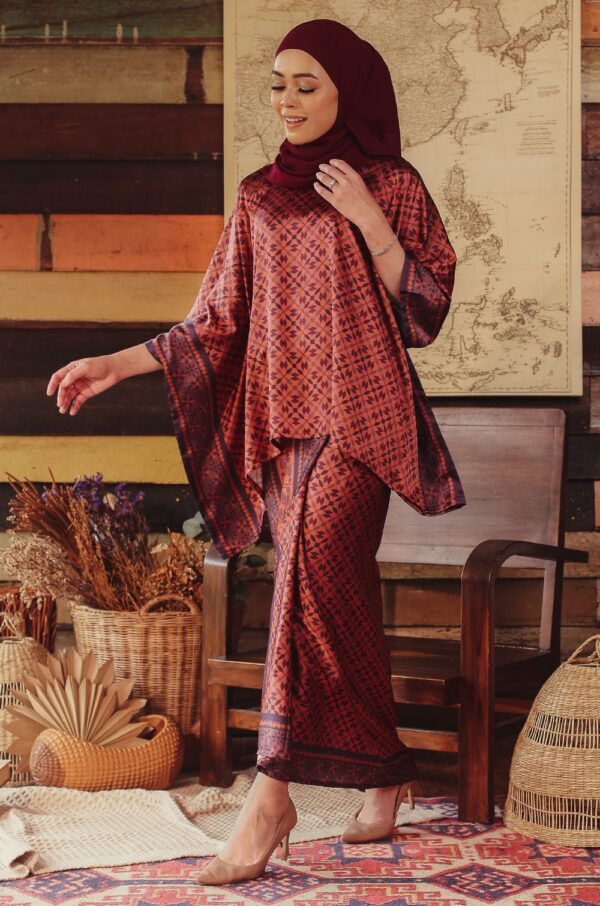 417ae649fdff6f903a0c26287ad7c52c1648183523.jpg AISYAA BATIK PAREO (TERRACOTTA PURPLE)