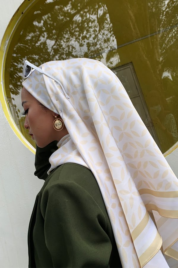 LOTUS PRINTED SQUARE (MELLOW YELLOW)