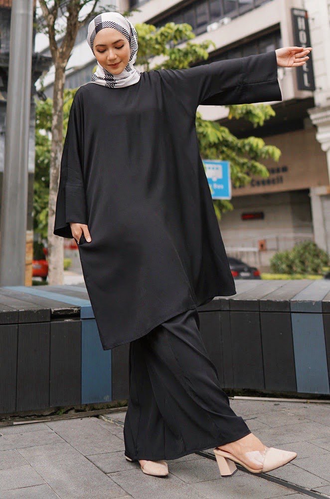 4d7b60271879b3443fa601a3c324f8db1610002452.jpeg MADONNA PLAIN KURUNG (BLACK)