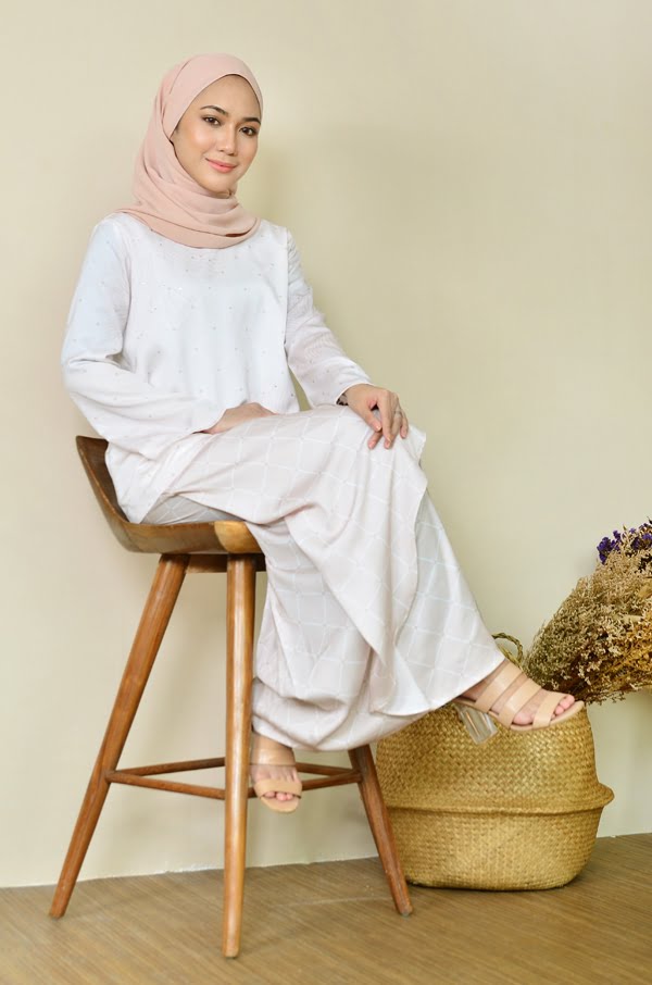4e98925cb2b56411457448494fc2725f1593148340.jpg LUNA KURUNG MODERN (NUDE)