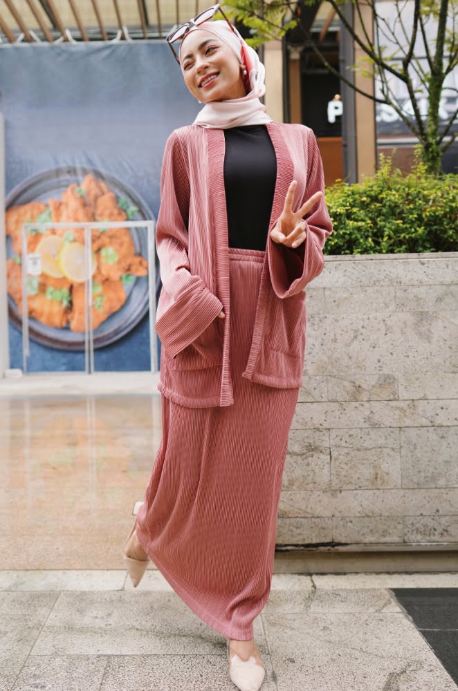 4f7d625d5dc569e145465dd26ffcd4fb1642405902.jpg MILEY PLEATED SKIRT SET (CORAL PINK)