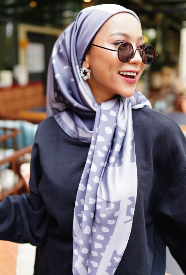 4fdcbf01486dcd19839e4bef9c1c070f1634534996.jpg OPHELIA PRINTED SQUARE (NAVY BLUE)