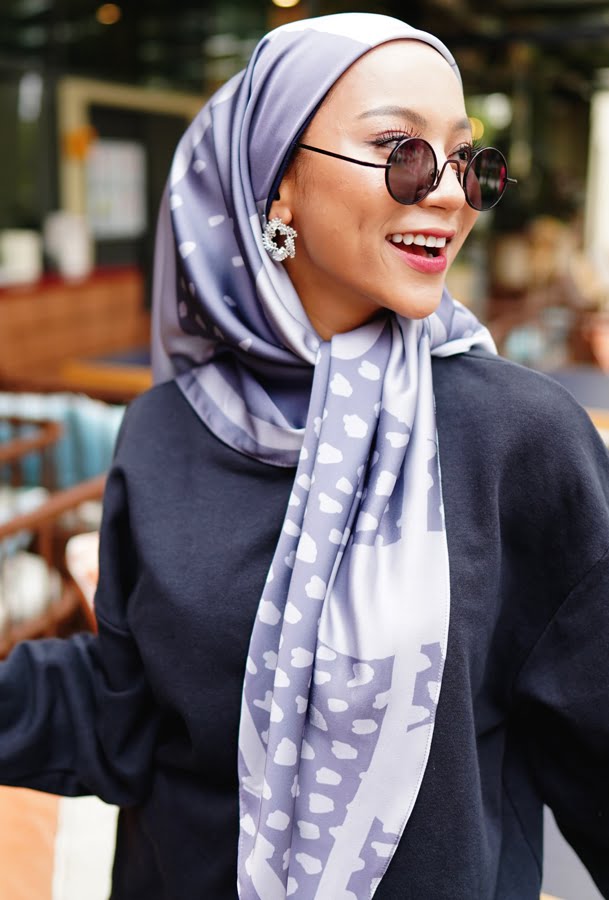 4fdcbf01486dcd19839e4bef9c1c070f1634534996.jpg OPHELIA PRINTED SQUARE (NAVY BLUE)