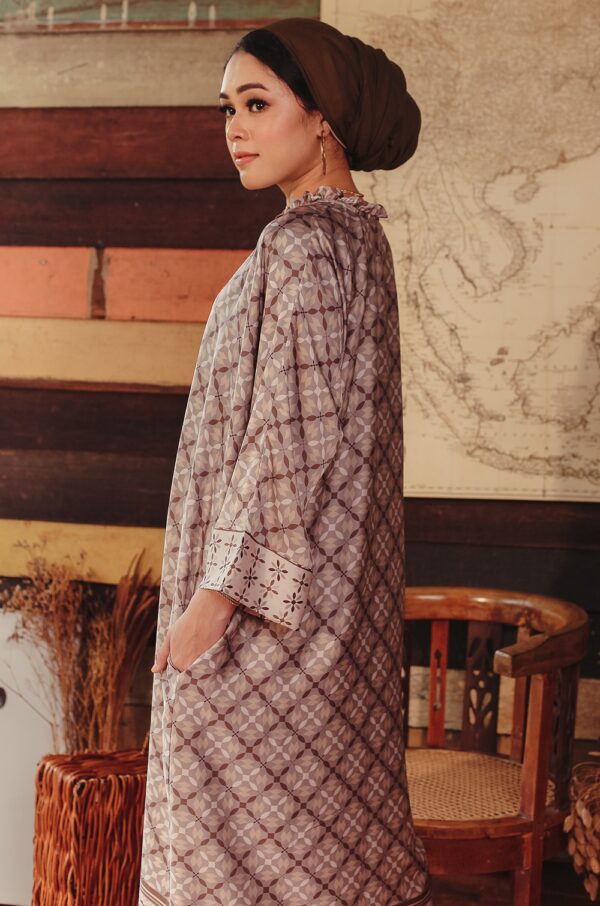 52f4f6eb01bae53707c83a1f69a28f2d1648184232.jpg AISYAA BATIK TUNIC (BROWN GREY)