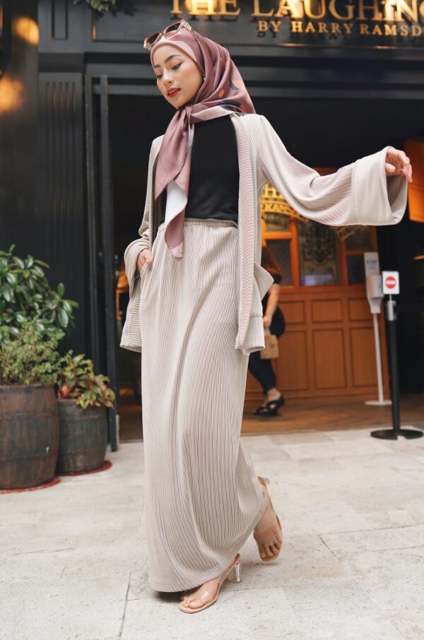 553bddfeefe1efcfe82b27cac4de0b121642408356.jpg MILEY PLEATED SKIRT SET (NUDE/BLACK)
