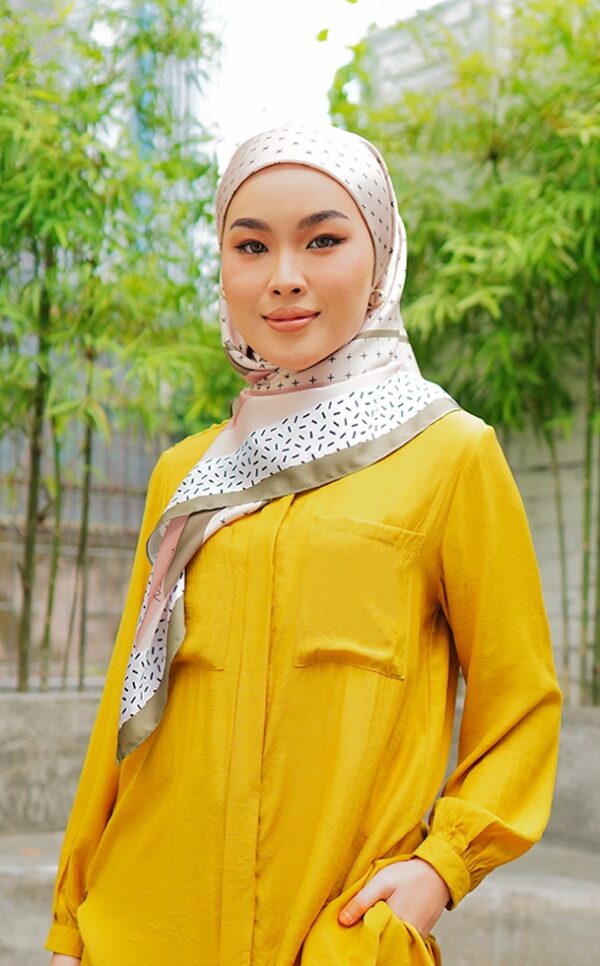 5547bb229bb9f8972e7d7d0676c9e1e01656643203.jpg CECILIA PRINTED SQUARE (PEACHES CREAM)