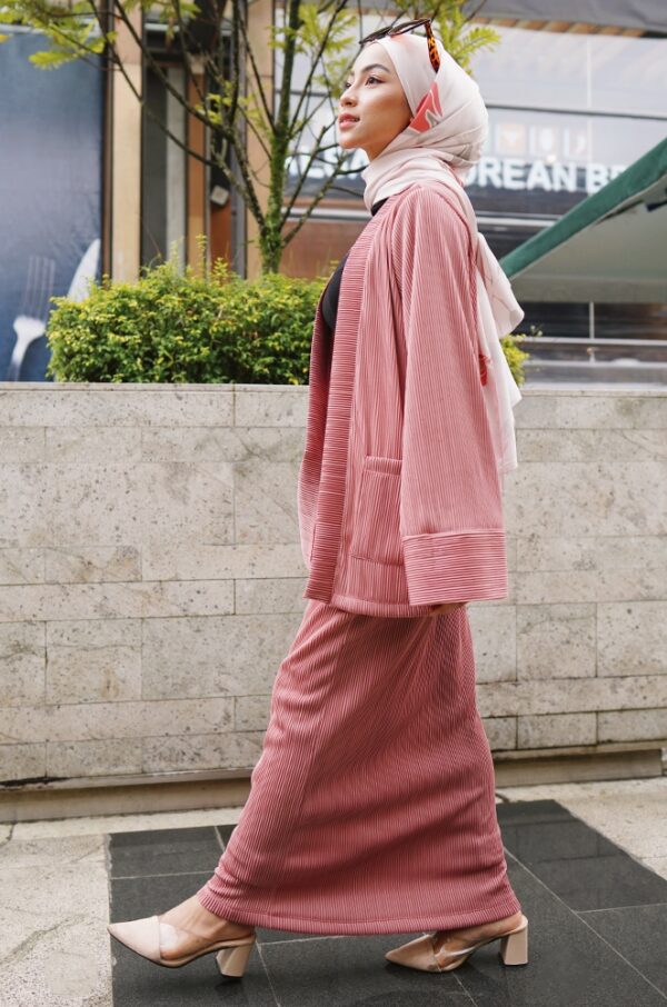 58e2407b0815dbed50281edcba6c5ccc1642405902.jpg MILEY PLEATED SKIRT SET (CORAL PINK)