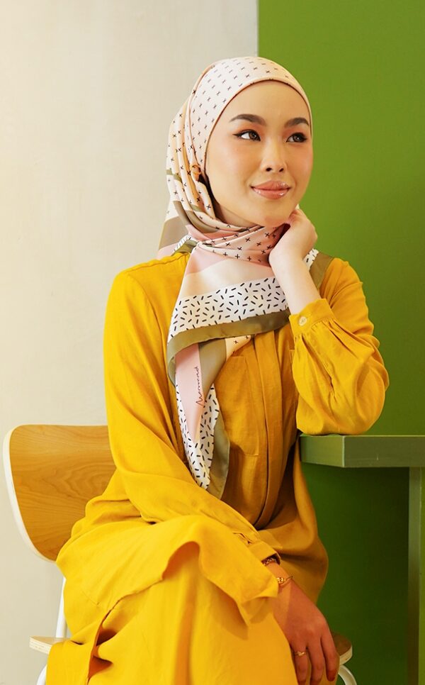 5c9eb076e652bb692e84d51f44e1b1111656643202.jpg CECILIA PRINTED SQUARE (PEACHES CREAM)