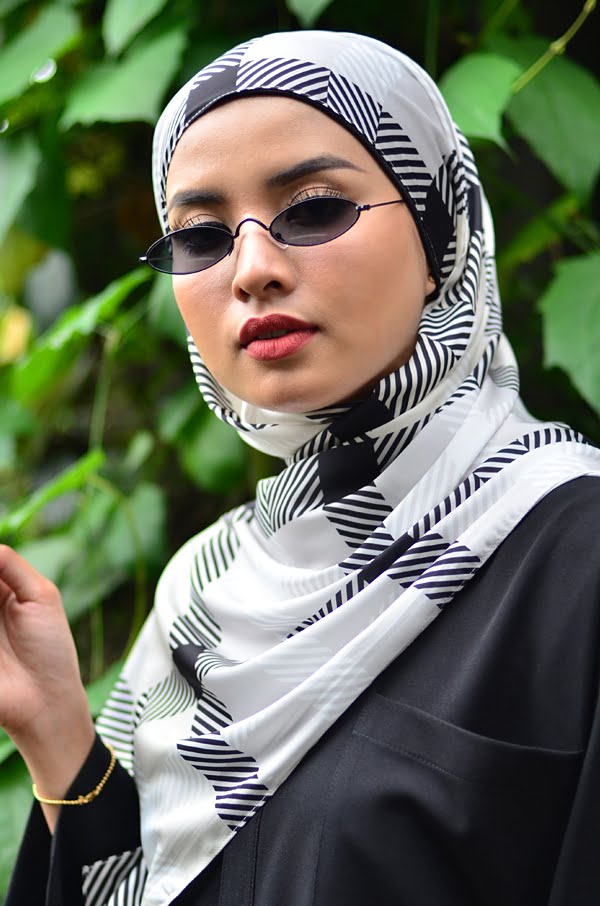 5ddb014b7b06cb33f5294b60b6110e161588659282.jpg CHECKERED PRINTED SHAWL (LICORICE BLACK)