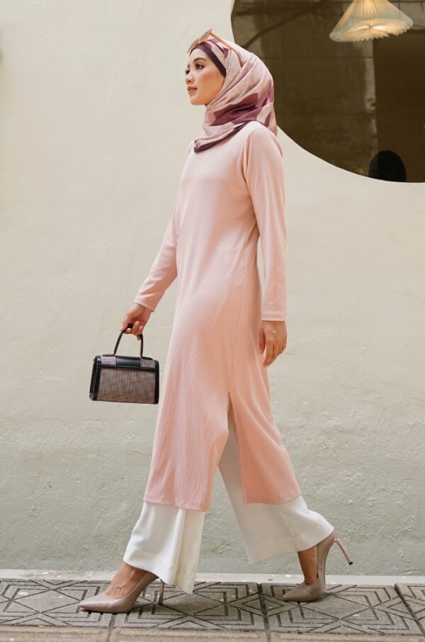 5e2b0165e8d7d18c5257fcecaf58f27e1637824051.jpg SIERRA COMFORT TUNIC (SALMON PINK)