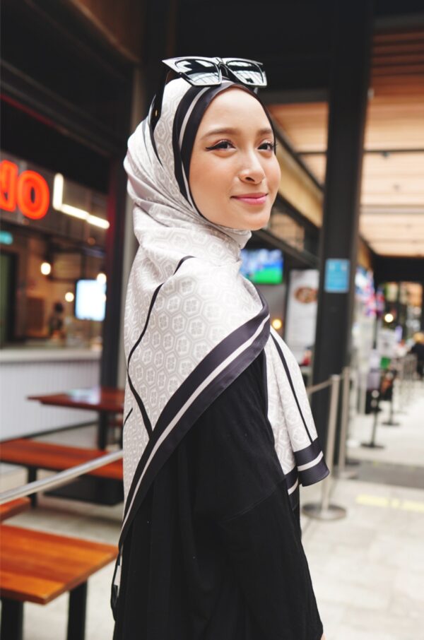 AUDREY PRINTED SHAWL (BLACK)