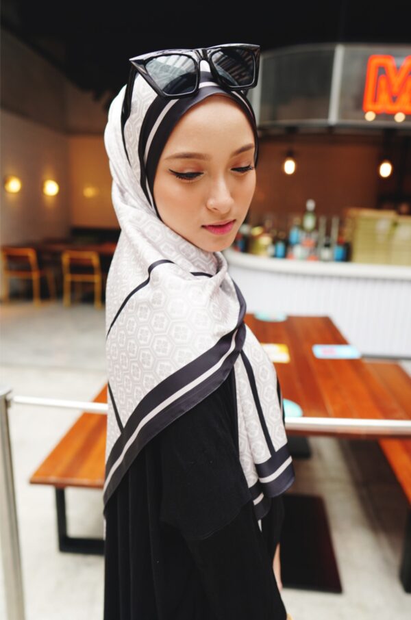 AUDREY PRINTED SHAWL (BLACK)