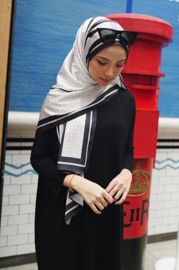AUDREY PRINTED SHAWL (BLACK)