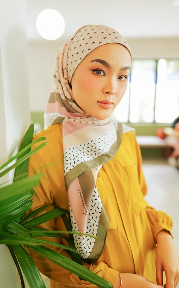 63d92ccf164cd0696e86c8c0b1f5ebdd1656643204.jpg CECILIA PRINTED SQUARE (PEACHES CREAM)