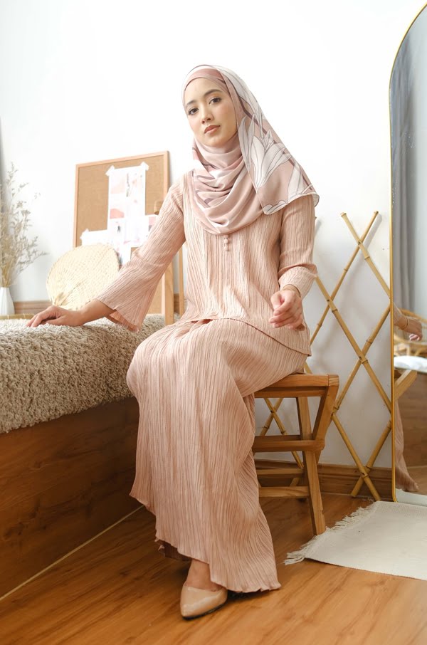 645ea1afbcd127df0d1ce9d8af6e036f1617344746.jpg LORENNA TEXTURED KURUNG (SOFT BROWN)