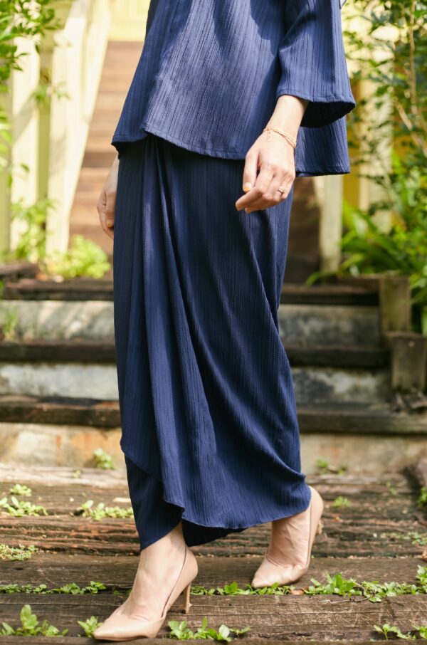 66a469d49a6f9e1b8cd4aa093f1752881648798853.jpg LORENNA TEXTURED KURUNG (NAVY BLUE)